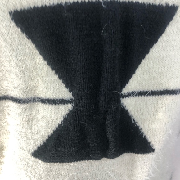 BKE Boutique Fuzzy White & Black Aztec Sweater XL - Picture 5 of 12